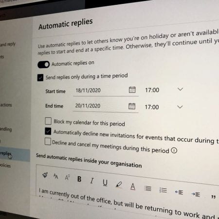 Off-screen photo of the Automatic Replies screen in Outlook 365.